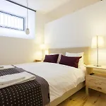 ALTIDO Cosy 1-bed flat with workspace in Santa Catarina, moments from Luís de Camões Sq