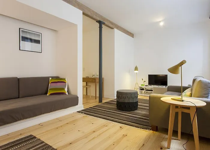 ALTIDO Cosy 1-bed flat with workspace in Santa Catarina, moments from Luís de Camões Sq